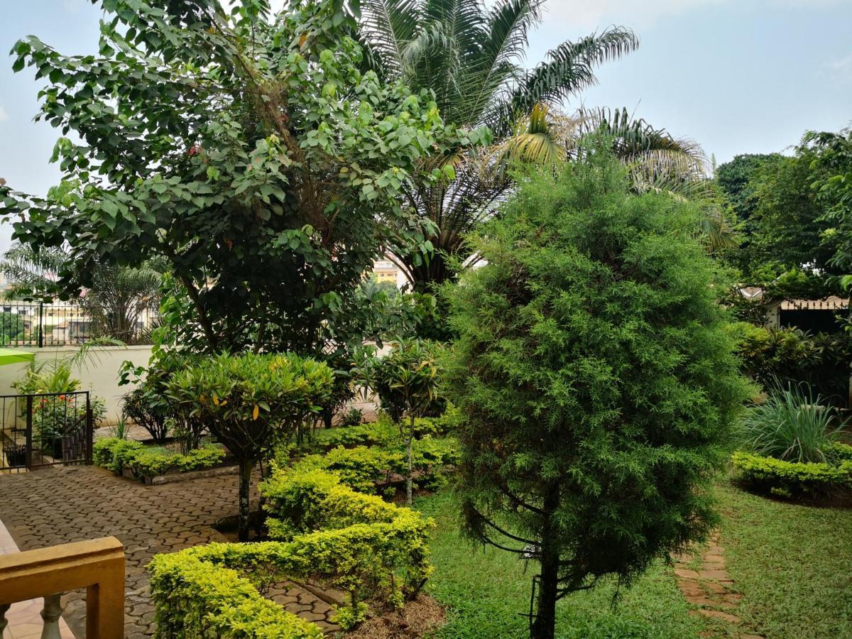 Tout Confort Avec Jardin Entree Bastos Yaounde Exterior photo